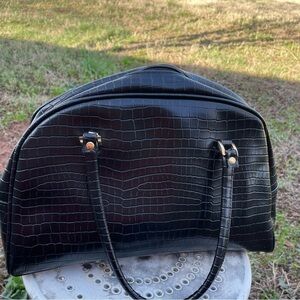 𝅺VINTAGE kathy Ireland black handbag with gold hardware